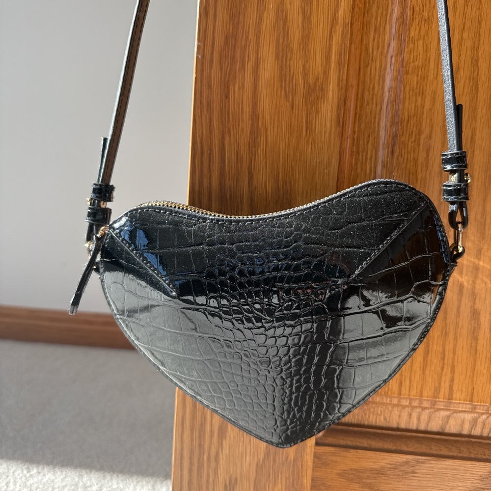 Heart-Shaped Black Crocodile Pattern Bag